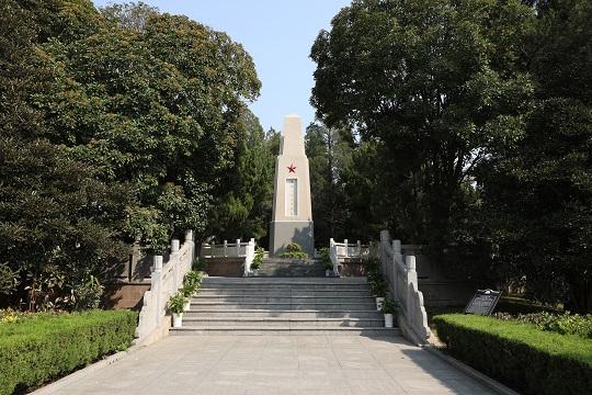 配图3：八十二烈士墓.JPG