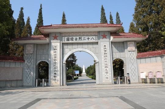 配图2：陵园大门.jpg