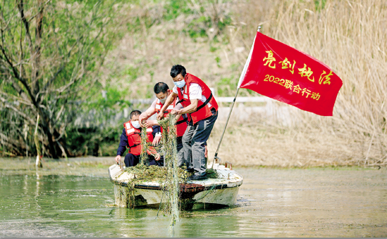 淮阴区农业综合执法大队在辖区主要河道开展