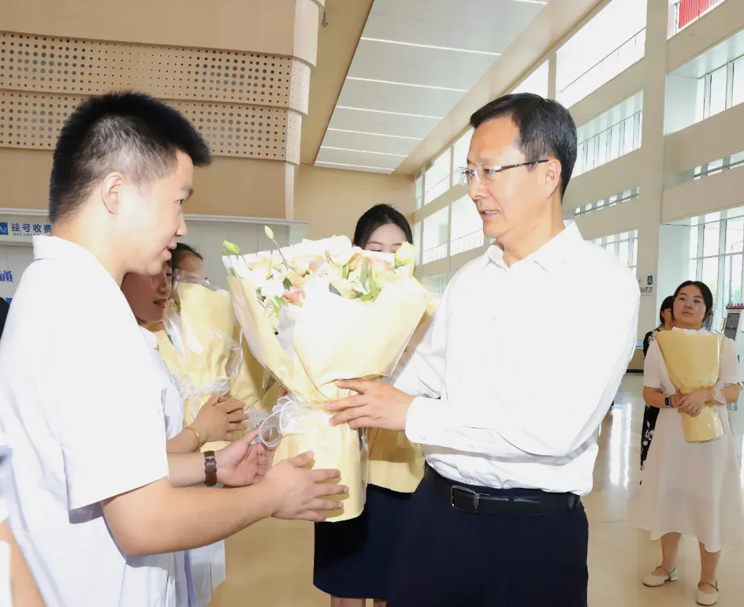 淮阴区委书记王建军带队开展“中国医师节”...