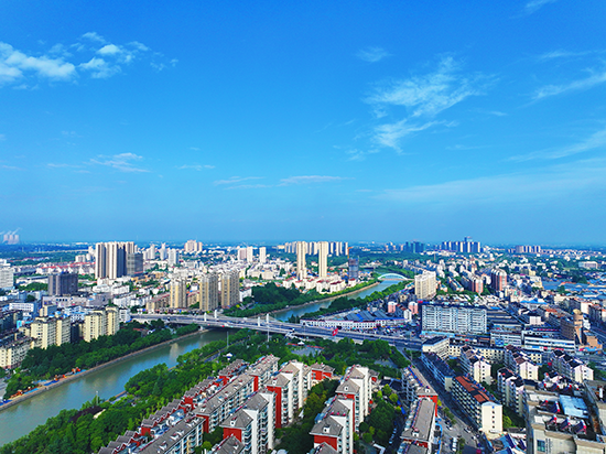 天空与城市景观相互映衬