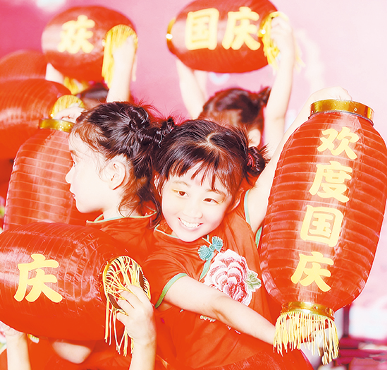 渔沟镇一所幼儿园举办庆祝国庆文艺表演，孩...