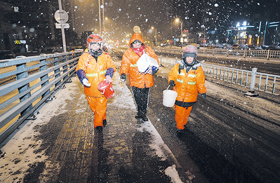 雪夜淮阴：他们弯腰扫雪的样子，真暖！