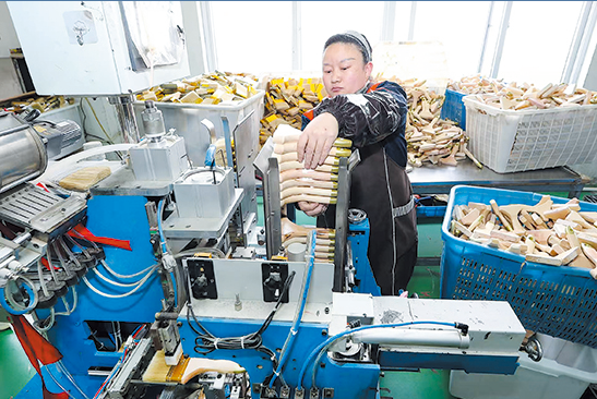 刘老庄镇星宇刷业生产车间内，工人正在赶制...